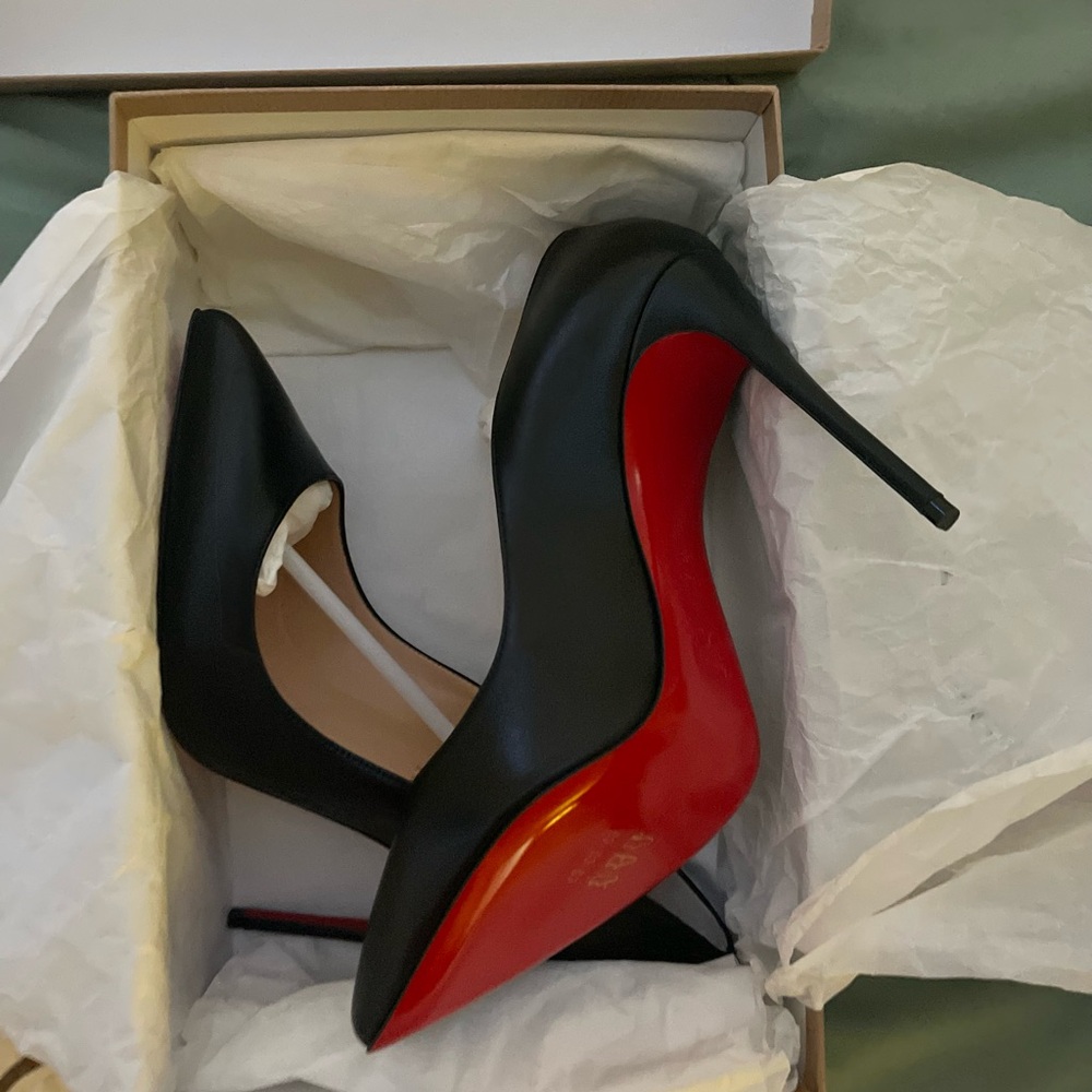 Christian Louboutin
Leather Pumps
Women's Size: 39 8.5